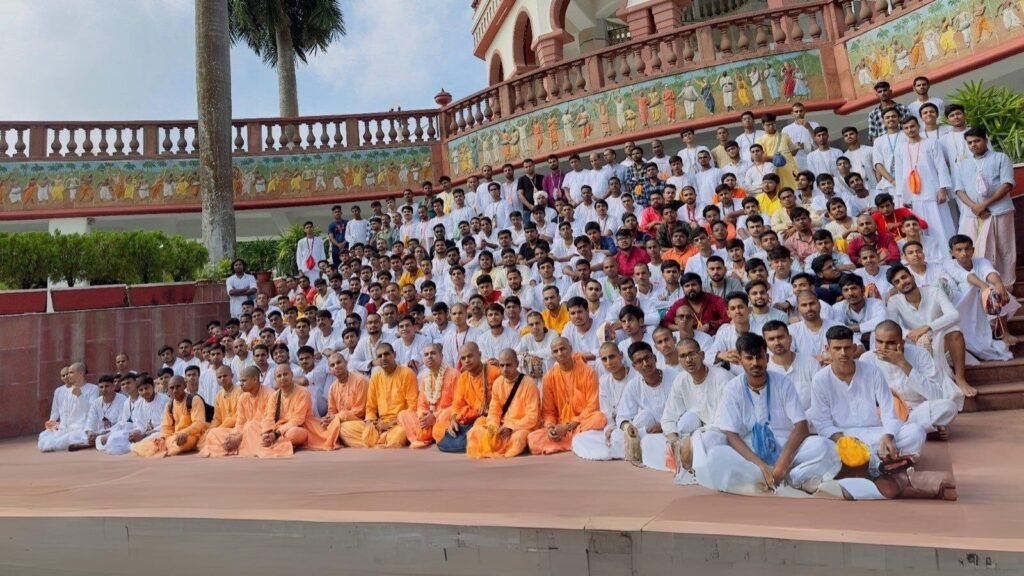 Devotees gathered together at Shri Radha Kunj Bihari Math